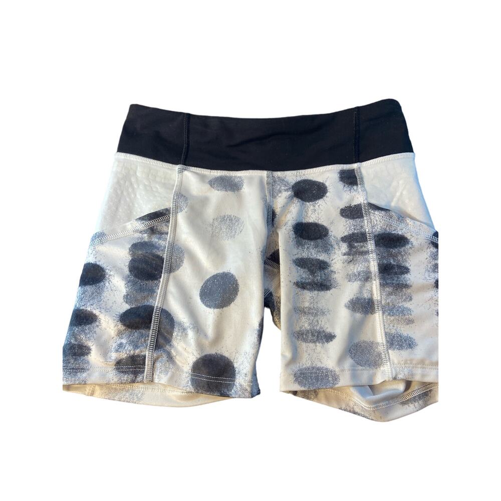 Lululemon run and dart bike shorts.‎